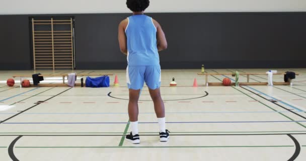 Jugador Baloncesto Afroamericano Disparando Pelota Aro Entrenamiento Pista Cubierta Cámara — Vídeo de stock