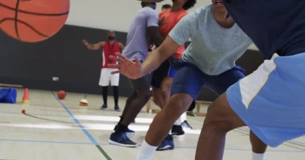 Diversos Jogadores Masculinos Basquete Passando Bola Bloqueando Durante Jogo Quadra — Vídeo de Stock