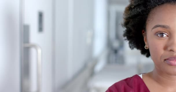 Muotokuva Onnellisesta Afrikkalaisesta Naislääkäristä Hymyilemässä Käytävällä Kopioimassa Tilaa Hidastettuna Sairaala — kuvapankkivideo