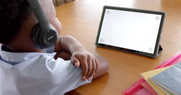 Afrikanischer Junge Mit Kopfhörern Und Tablet Online Unterricht Hause Zeitlupe — Stockvideo