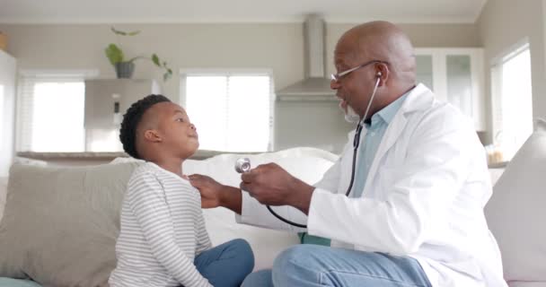 시니어 아프리카 미국인 집에서 환자에게 청진기를 사용하고 동작으로 서비스 서비스 — 비디오