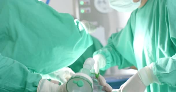 Cirurgiões Diversos Vestindo Batas Cirúrgicas Operando Paciente Sala Cirurgia Câmera — Vídeo de Stock