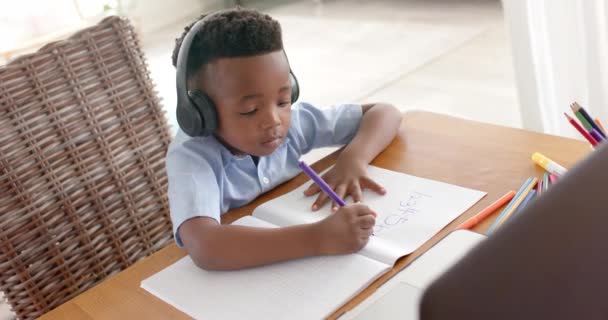 Glad Afrikansk Amerikansk Pojke Hörlurar Med Laptop För Online Klass — Stockvideo