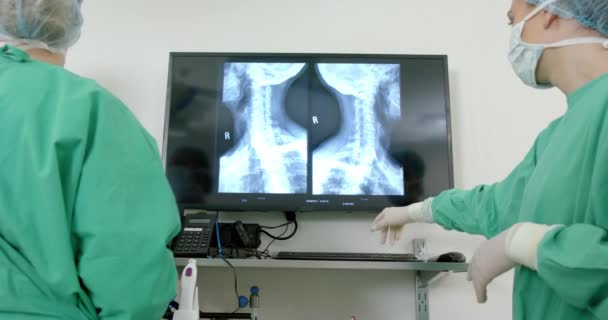 Cerrahlar Ameliyat Önlüğü Giyip Ameliyathanede Röntgen Taramalarına Bakıyorlar Ağır Çekimde — Stok video