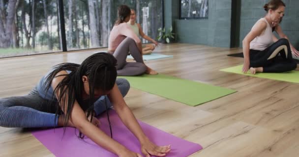 Yoga Dersinde Kadın Antrenörle Birlikte Paspaslara Uzanan Farklı Kadınlara Odaklanmış — Stok video