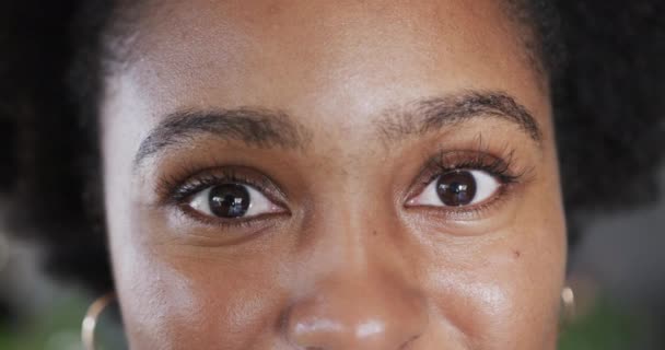 Lähikuva Muotokuva Silmistä Onnellinen Afrikkalainen Amerikkalainen Nainen Hymyilee Hidastettuna Elämäntapa — kuvapankkivideo