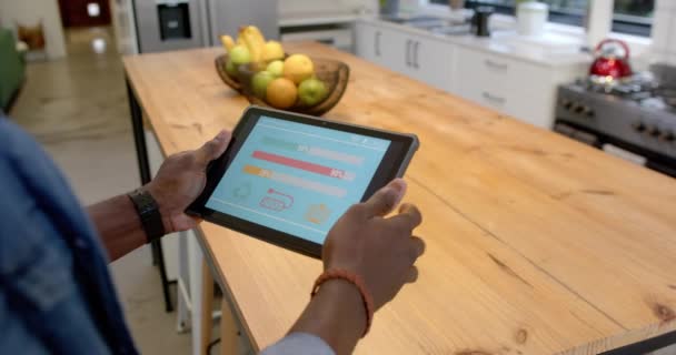 非洲裔美国人的手在厨房里使用具有智能家庭接口的平板电脑 动作缓慢 技术和家庭生活 — 图库视频影像