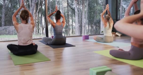 Yoga Dersinde Kadın Antrenörle Birlikte Hasırlar Üzerinde Meditasyon Yapan Farklı — Stok video