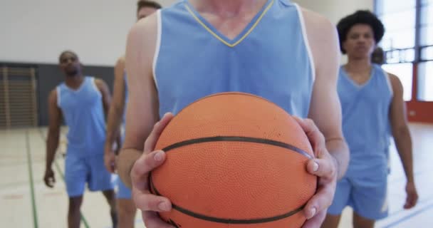 Portrét Seriózního Kavkazského Mužského Basketbalisty Různorodého Mužského Týmu Hřišti Zpomalený — Stock video