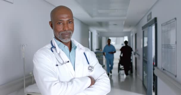 Porträt Eines Glücklichen Afrikanisch Amerikanischen Arztes Laborkittel Und Stethoskop Zeitlupe — Stockvideo