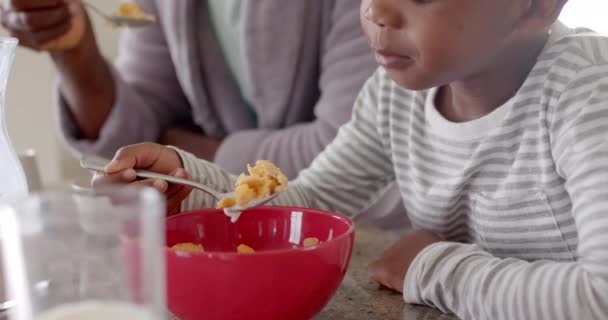 Szczęśliwy Afrykański Dziadek Jedzący Śniadanie Wnukiem Kuchni Zwolnione Tempo Rodzina — Wideo stockowe