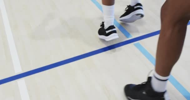 Lav Seksjon Ulike Mannlige Basketball Lagtrening Trinn Sidelengs Innendørs Domstol – stockvideo