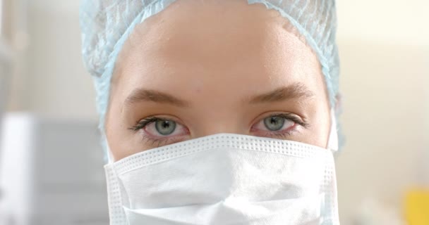 Kaukázusi Női Sebész Portréja Sebészeti Sapkában Arcmaszkban Lassított Felvétel Kórház — Stock videók
