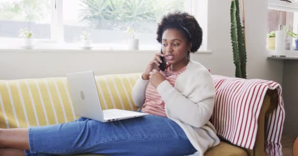 Happy African American Wanita Bekerja Sofa Berbicara Smartphone Dan Menggunakan — Stok Video