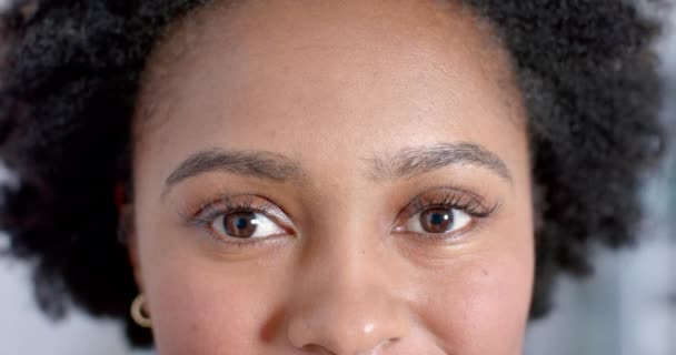 Retrato Uma Médica Afro Americana Feliz Olhar Para Câmara Corredor — Vídeo de Stock