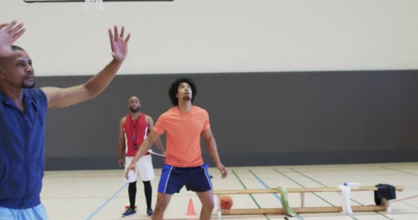 Разнообразные Баскетболисты Мужчины Действии Время Игры Закрытом Корте Замедленная Съемка — стоковое видео