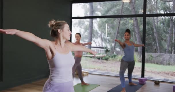 Fokus Beragam Perempuan Peregangan Bersama Sama Pada Tikar Kelas Yoga — Stok Video