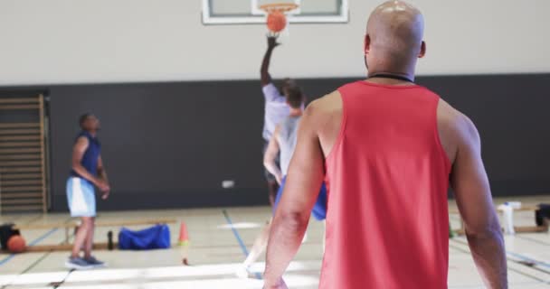 Různorodý Mužský Basketbalový Trenér Sledující Týmový Trénink Vnitřním Hřišti Zpomaleném — Stock video
