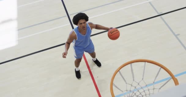 コートでフープでアフリカ系アメリカ人男性バスケットボール選手シューティングボールの高角度 スローモーション スポーツ トレーニング フィットネス 変更なし — ストック動画