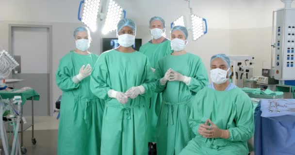 Retrato Diversos Cirujanos Con Batas Quirúrgicas Quirófano Cámara Lenta Hospital — Vídeo de stock