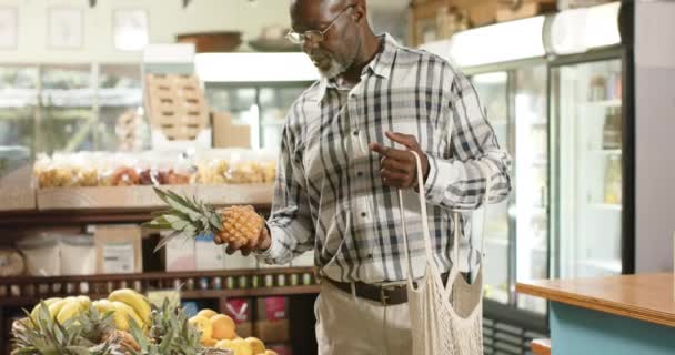 Homme Afro Américain Senior Faisant Shopping Magasin Aliments Naturels Ralenti — Video