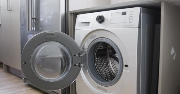 关上家里开着门的空洗衣机 慢动作 家用电器 杂务和家庭生活 未经改动 — 图库视频影像
