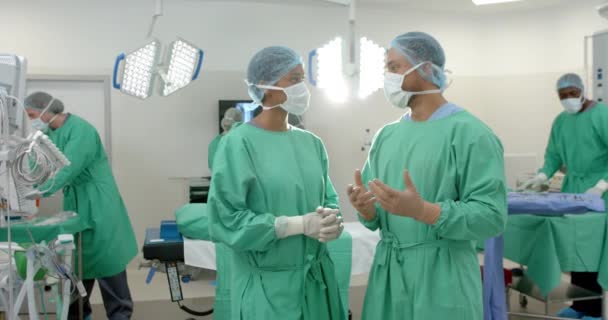 Retrato Diversos Cirurgiões Vestindo Batas Cirúrgicas Falando Sala Cirurgia Câmera — Vídeo de Stock
