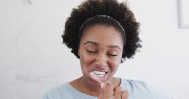 Portrét Šťastné Africké Američanky Která Čistí Zuby Usmívá Koupelně Zpomaluje — Stock video