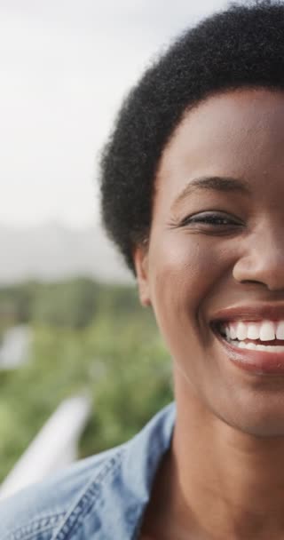 Pystysuora Video Puoli Muotokuva Onnellinen Afrikkalainen Amerikkalainen Nainen Aurinkoisella Terassilla — kuvapankkivideo