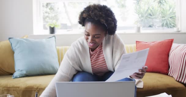 Gelukkig Afrikaans Amerikaanse Vrouw Die Thuis Werkt Papierwerk Doet Laptop — Stockvideo