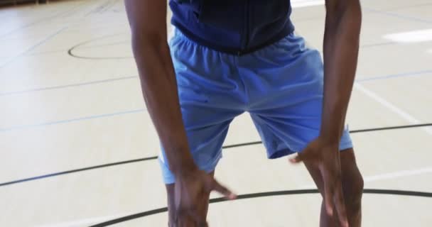 Gros Plan Joueur Afro Américain Basket Ball Tirant Balle Intérieur — Video