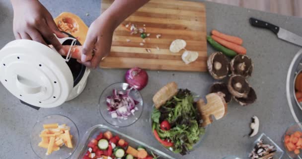 Overhead Syn Afrikansk Amerikansk Kvinna Matlagning Köket Kompostering Vegetabiliskt Avfall — Stockvideo