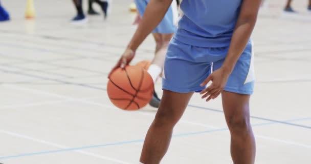 Joueur Afro Américain Basket Ball Rebondissant Entraînant Court Intérieur Ralenti — Video
