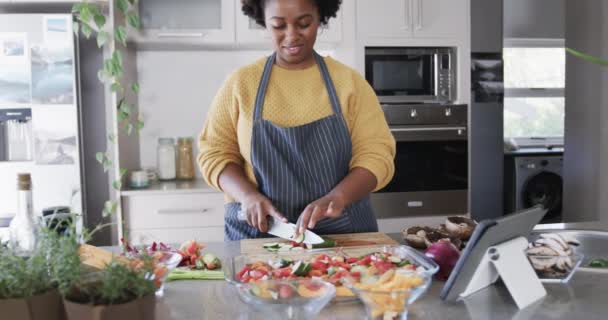 Šťastná Africká Američanka Připravuje Jídlo Použitím Tablet Sekání Zeleniny Kuchyni — Stock video