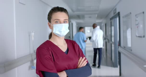 快乐的高加索女医生的画像 头戴面罩在走廊上 动作缓慢 保健和工作 — 图库视频影像