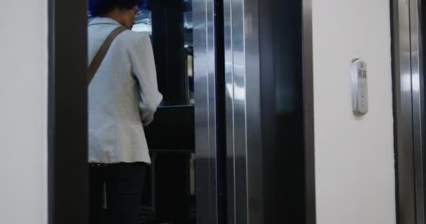 Biracial Επιχειρηματίας Μπλε Afro Χρησιμοποιώντας Smartphone Και Εισέρχονται Ασανσέρ Στο — Αρχείο Βίντεο