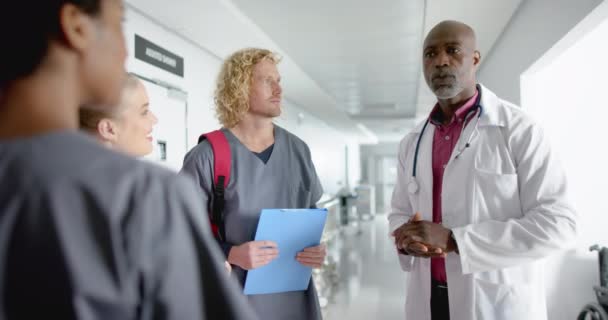 Διάφοροι Γιατροί Συζητούν Για Δουλειά Στο Νοσοκομείο Αργή Κίνηση Νοσοκομείο — Αρχείο Βίντεο