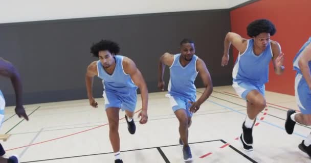 Счастливые Разнообразные Тренировки Мужской Баскетбольной Команды Бег Крытый Корт Замедленная — стоковое видео