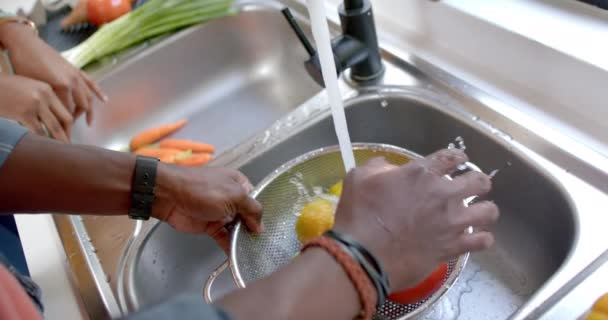 Χέρια Αφροαμερικανού Ζευγαριού Ξεπλένουν Λαχανικά Στην Κουζίνα Αργή Κίνηση Μαγειρική — Αρχείο Βίντεο
