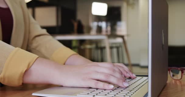 Środkowa Część Rozmiar Biały Casual Businesswoman Pomocą Laptopa Salonie Biurowym — Wideo stockowe