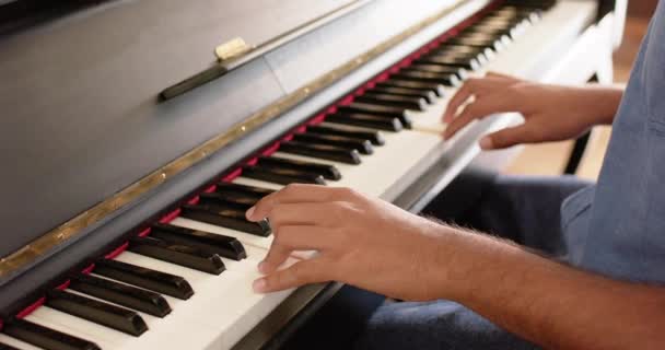 Sección Media Del Hombre Biracial Tocando Piano Casa Cámara Lenta — Vídeo de stock