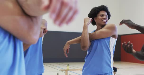 Zufriedene Männliche Basketballer Die Sich Beim Training Die Arme Ausstrecken — Stockvideo
