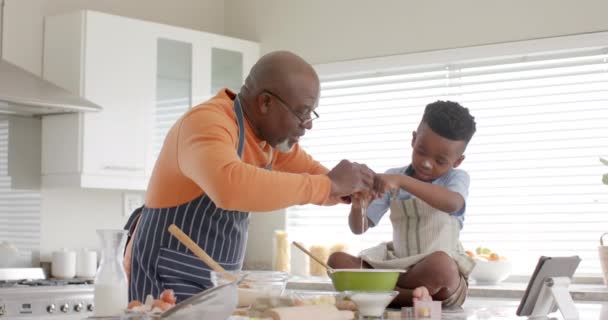 快乐的非洲裔美国人祖父和孙子有乐趣 在厨房烘焙 慢动作 生活方式 聚会和家庭生活 — 图库视频影像