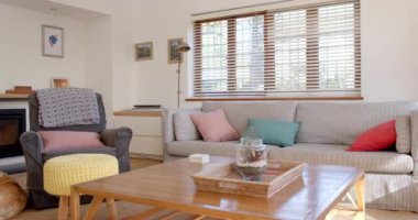 Parlak oturma odasını kapatın, ağır çekimde. Rahatlama, iç tasarım, yaşam tarzı ve ev hayatı.