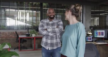 Gündelik ofiste tartışan iki farklı yaratıcı tasarımcı, yavaş çekim. Günlük ofis takım çalışması, iş, tasarım ve yaratıcı çalışma, değiştirilmemiş.