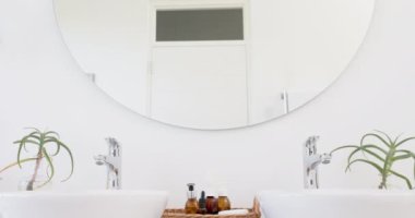 Lavaboyu, aksesuarları ve banyodaki aynayı kapat, yavaş çekimde. Evin iç mimarisi, tasarımı ve ev hayatı.