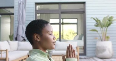 Yoga ve meditasyon yapan çift ırklı kadın, yavaş çekim. Yaz, refah, zindelik ve sağlıklı yaşam tarzı, değişmedi..