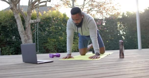 Odaklanmış Afro Amerikan Erkek Fitness Eğitimi Güneşli Bahçede Şınav Çekerek — Stok video