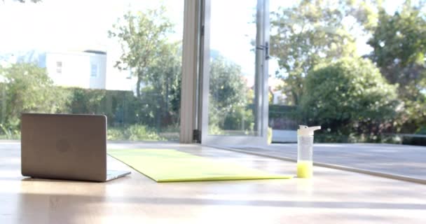 Primer Plano Esterilla Yoga Portátil Botella Con Jugo Suelo Casa — Vídeo de stock