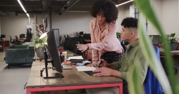 Farklı Yaratıcı Tasarımcı Gündelik Ofiste Bilgisayarda Tartışıyor Ağır Çekimde Günlük — Stok video